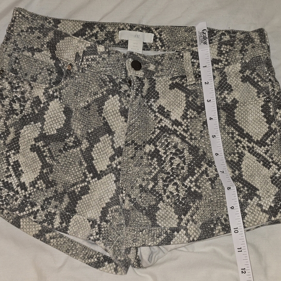 H&M Gray and White Jean Shorts with Snakeskin Print - Picture 4 of 9